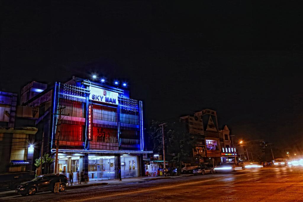 Sky Man Hotel Yangón Exterior foto